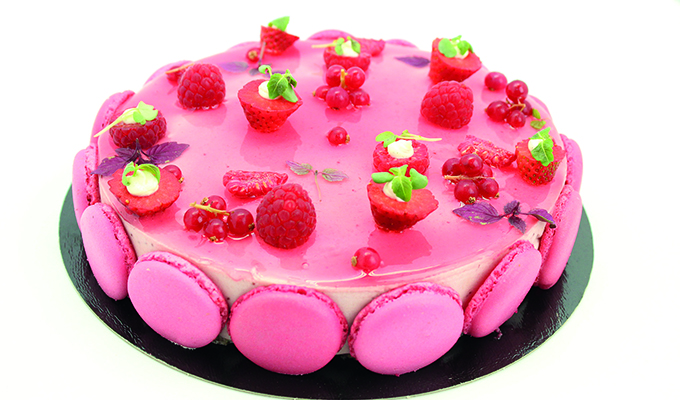 actu_0016_dacquoise_fruits_des_bois_deco_macarons_fraise.jpg