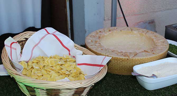 pates fraiches servies dans une meule de grana padano